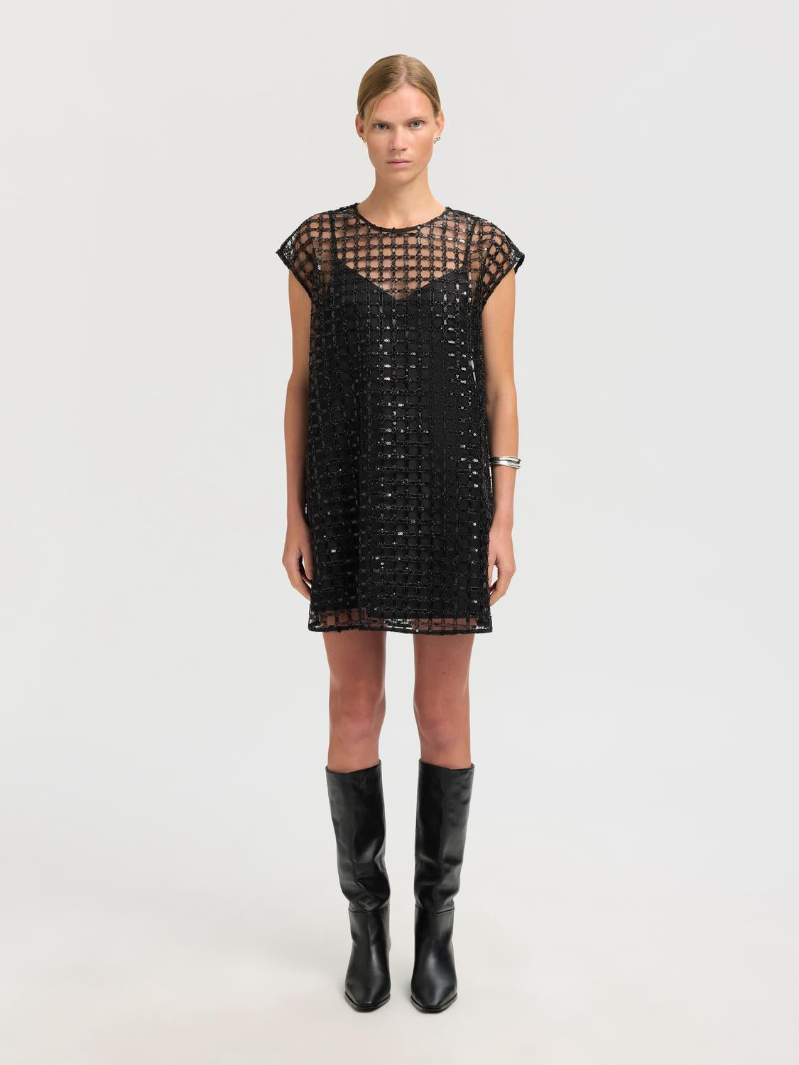model_shot-front